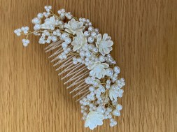 Comb with ivory flowers and pearls